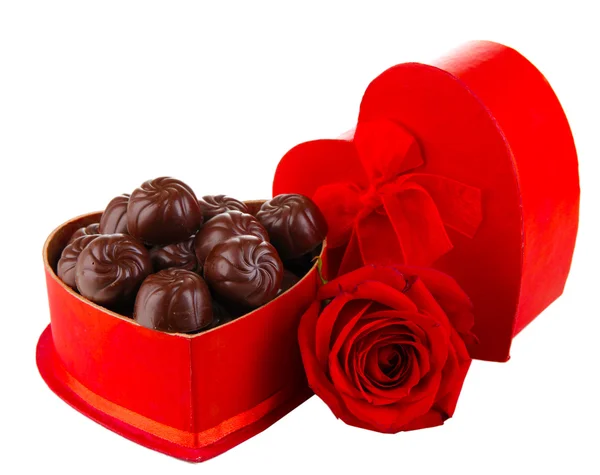 Doces de chocolate em caixa de presente, isolado em branco — Fotografia de Stock