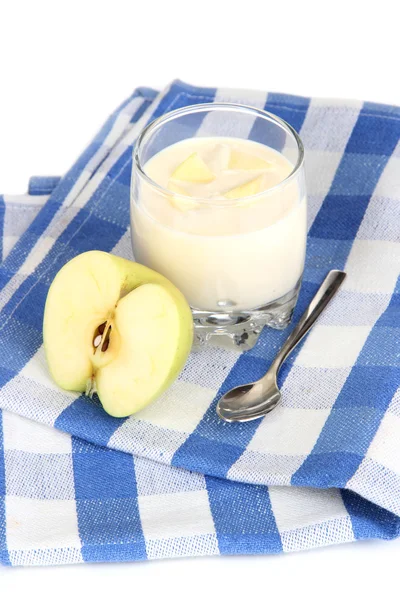 Iogurte delicioso em vidro com maçã isolada em branco — Fotografia de Stock