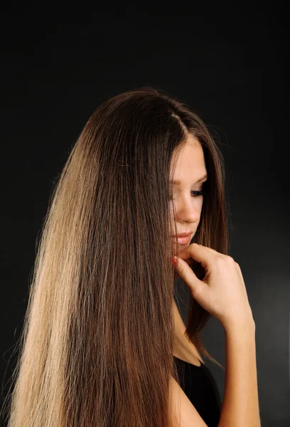 Retrato de mulher bonita com cabelos longos no fundo preto — Fotografia de Stock