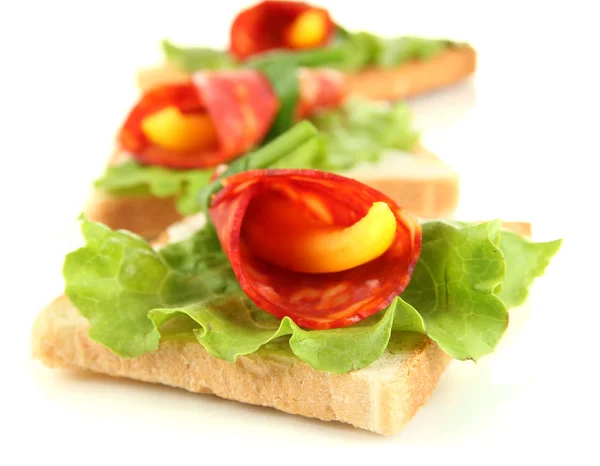 Salami rullar med paprika bitar inuti, på rostat bröd, isolerad på vit — Stockfoto