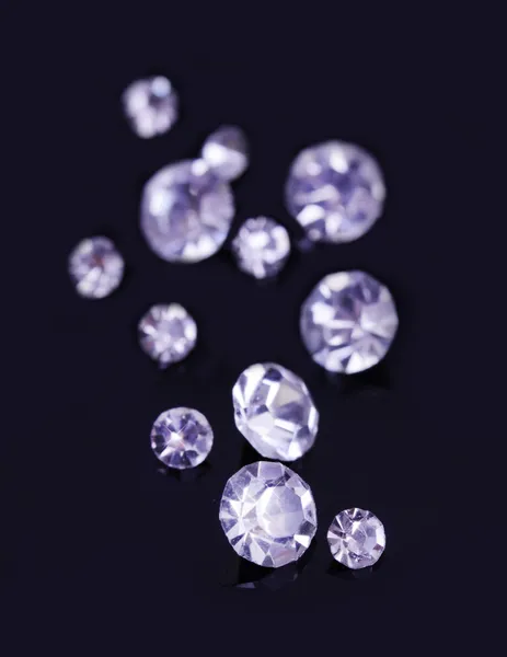 Красиві блискучі кристали (діаманти), на чорному тлі — стокове фото