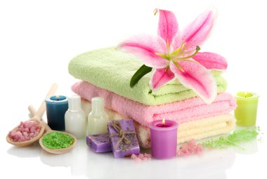 lily, aroma yağ, mum, sabunu ve deniz havlu izole üzerinde beyaz tuz