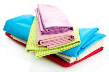 Beyaz kumaş yığınları izole edilmiş.