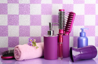 saç fırçaları, saç kurutma makinesi ve bathroo yılında Kozmetik Şişeler