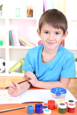 sevimli küçük çocuk albümü içinde boyama