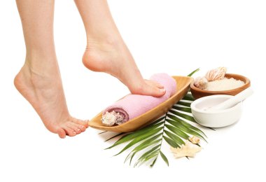 kadın ayakları üzerinde beyaz izole havlu - spa kavramı,
