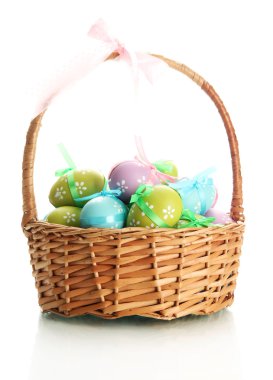 Sepette, üzerinde beyaz izole yay ile parlak Paskalya yumurtaları