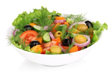taze salata tabağı üzerinde beyaz izole içinde