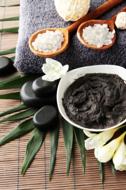Bambu zemin üzerine spa uygulamaları için kozmetik kil ile kompozisyon
