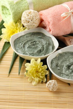 Bambu zemin üzerine spa uygulamaları için kozmetik kil ile kompozisyon