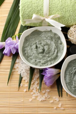 Bambu zemin üzerine spa uygulamaları için kozmetik kil ile kompozisyon