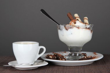 gofret sopa ve gri arka plan üzerine kahve dondurma