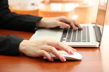 laptop, aydınlık arka planda çalışan eller