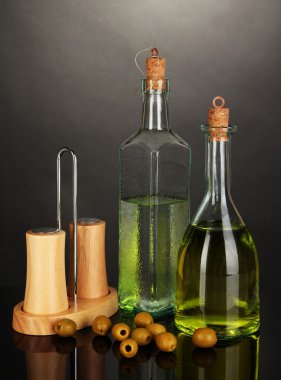 Özgün cam şişeler üzerine siyah izole yağı ile