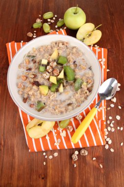 ahşap masa yakın çekim üzerinde meyve bir kase içinde yararlı yulaf ezmesi