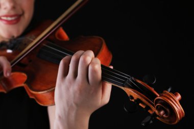 siyah arka planda Keman çalmaya müzisyen