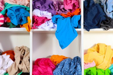 giyim raflarda dağınık