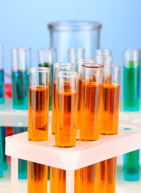 Laboratuvar pipet renkli sıvı cam test tüpleri üzerinde damla ile yakın çekim