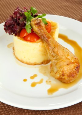 küçük bir kısmı büyük tabakta yemek yakın çekim