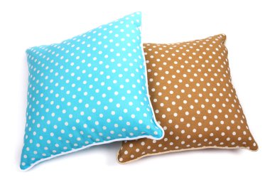 İki yastık üzerinde beyaz izole