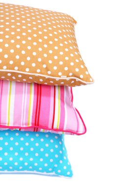 Üç yastık üzerinde beyaz izole