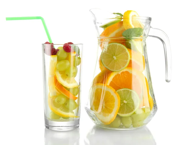 Transparent burk och glas med citrusfrukter och hallon, isolerad på vit — Stockfoto