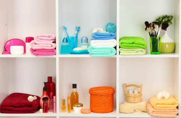 Accessoires de bain sur étagères dans la salle de bain — Photo