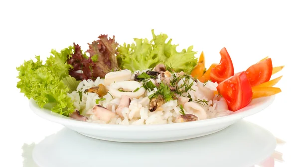 Салат из морепродуктов с рисом, изолированный на белом — стоковое фото