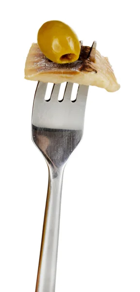 Morceau de hareng et d'olive sur fourchette isolé sur blanc — Photo