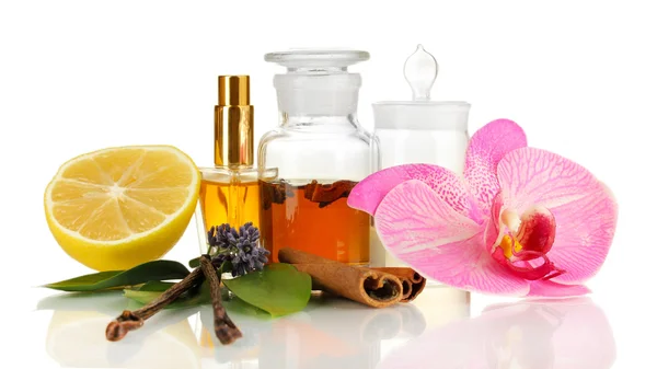 Maken van parfum geïsoleerd op wit — Stockfoto