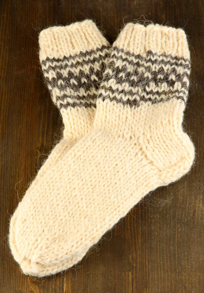 Warme gestrickte Socken auf Holztisch in Großaufnahme — Stockfoto