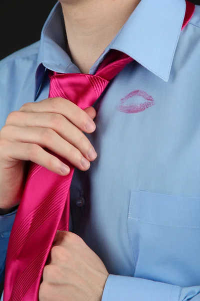 Rossetto bacio sul colletto camicia dell'uomo, isolato su nero — Foto Stock