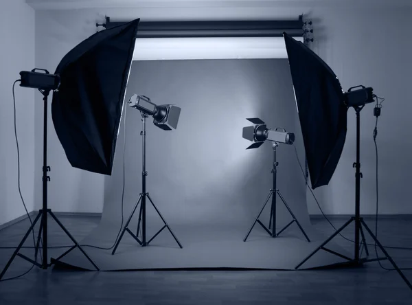 Estúdio fotográfico com equipamento de iluminação — Fotografia de Stock