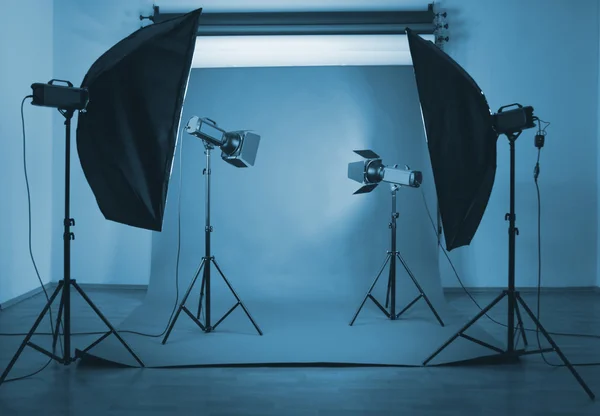 Estúdio fotográfico com equipamento de iluminação — Fotografia de Stock