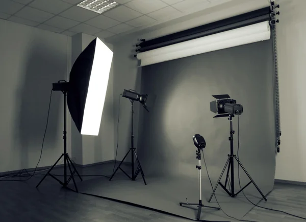 Estudio fotográfico con equipo de iluminación —  Fotos de Stock