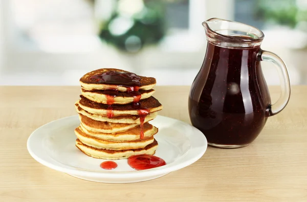 Süße Pfannkuchen auf dem Teller mit Marmelade auf dem Tisch in der Küche — Stockfoto