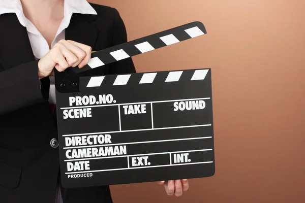 Película producción clapper tablero sobre fondo de color — Foto de Stock