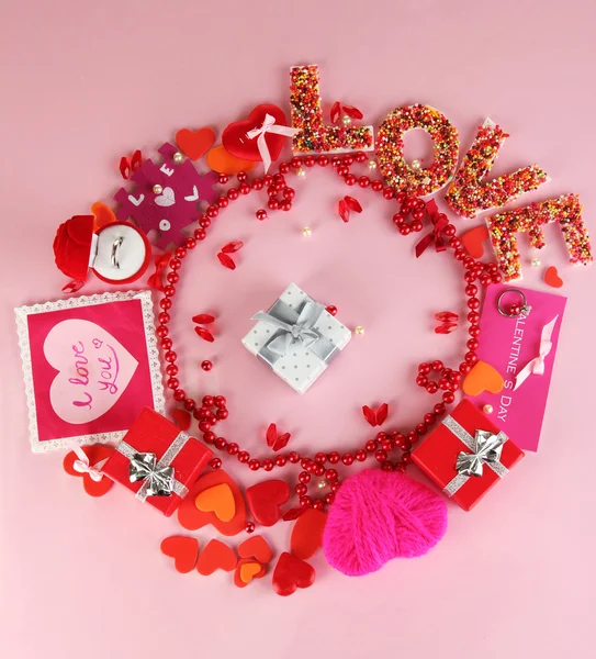 Composizione circolare San Valentino su sfondo rosa — Foto Stock