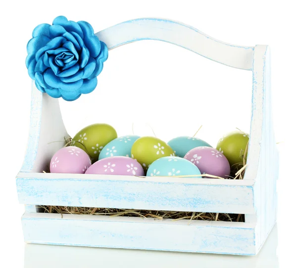 Huevos de Pascua en cesta de madera aislados en blanco — Foto de Stock