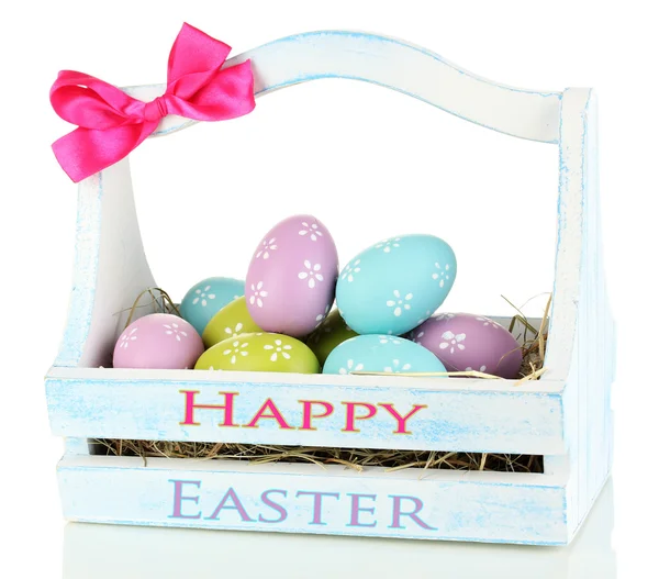 Huevos de Pascua en cesta de madera aislados en blanco —  Fotos de Stock
