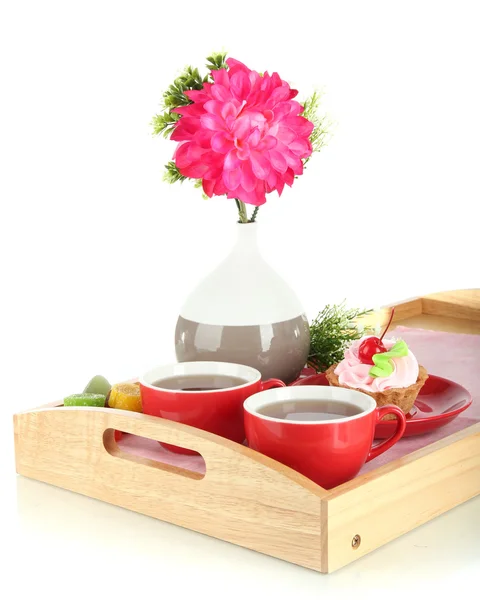 Tassen Tee mit Blumen und Kuchen auf Holztablett isoliert auf weiß — Stockfoto