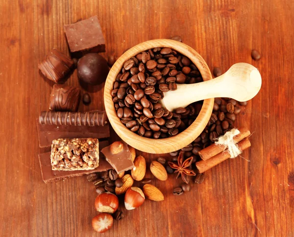 巧克力糖果，木制背景的咖啡豆砂浆 — 图库照片