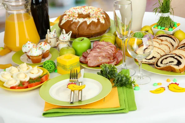 Serveren Paastafel met smakelijke gerechten op kamer achtergrond — Stockfoto