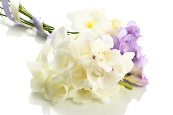 Bellissimo bouquet di fresie, isolato su bianco — Foto Stock