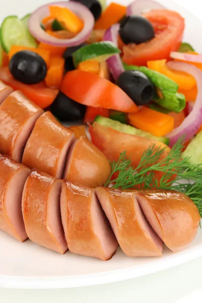 Gegrilde worst met verse salade close-up — Stockfoto