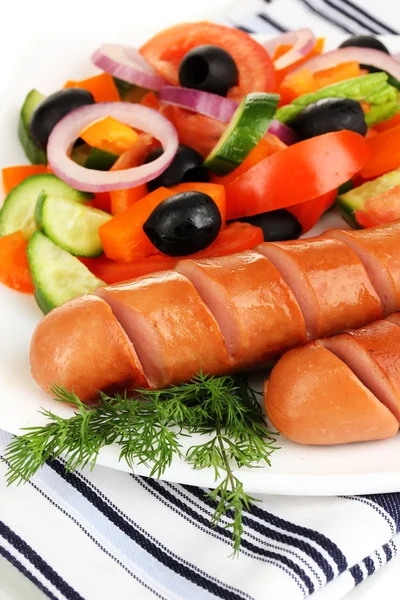 Salchicha a la parrilla con ensalada fresca de cerca — Foto de Stock