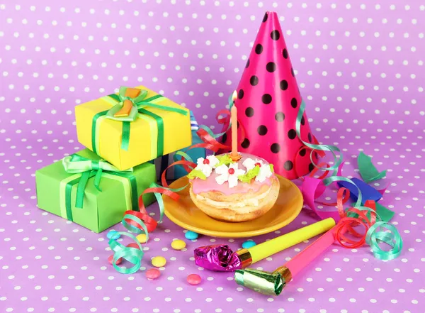 Πολύχρωμο γενέθλια τούρτα με Κεράκι και δώρα σε ροζ φόντο — Φωτογραφία Αρχείου