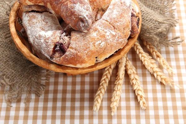 Prove croissants em cesta na mesa — Fotografia de Stock