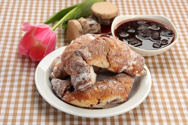 Sabor croissants en el plato y mermelada en la mesa —  Fotos de Stock