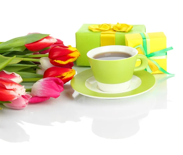Piękne tulipany w wiaderku z darów i filiżankę herbaty na białym tle — Zdjęcie stockowe